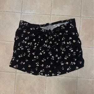 Skirt with tie in the front